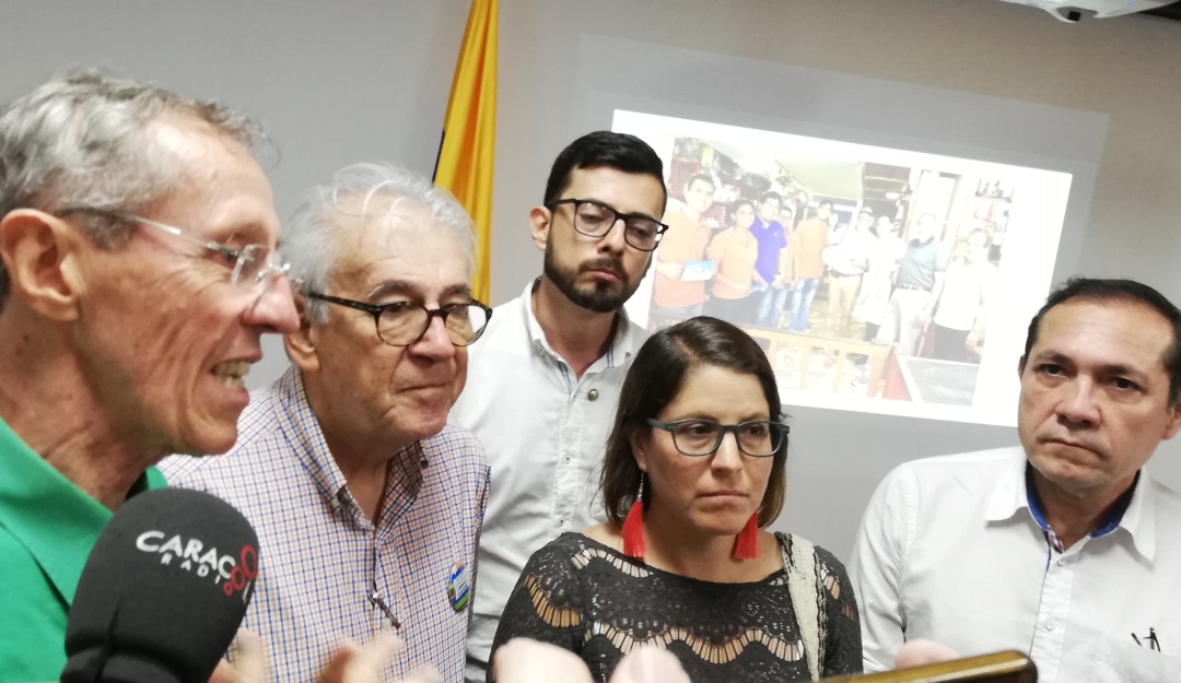 Antonio Navarro Wolf, Antonio Sanguino y Juanita Goebertus con el alcalde Jairo Yáñez