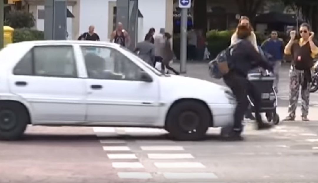 Mujer atropellada luego de dar una movilidad: Mujer es atropellada tras dar entrevista sobre movilidad