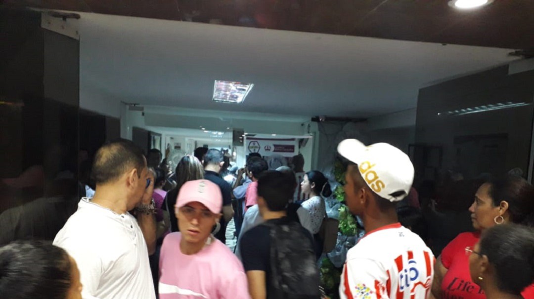 Evacúan pacientes por incendio en la clínica Reina Catalina
