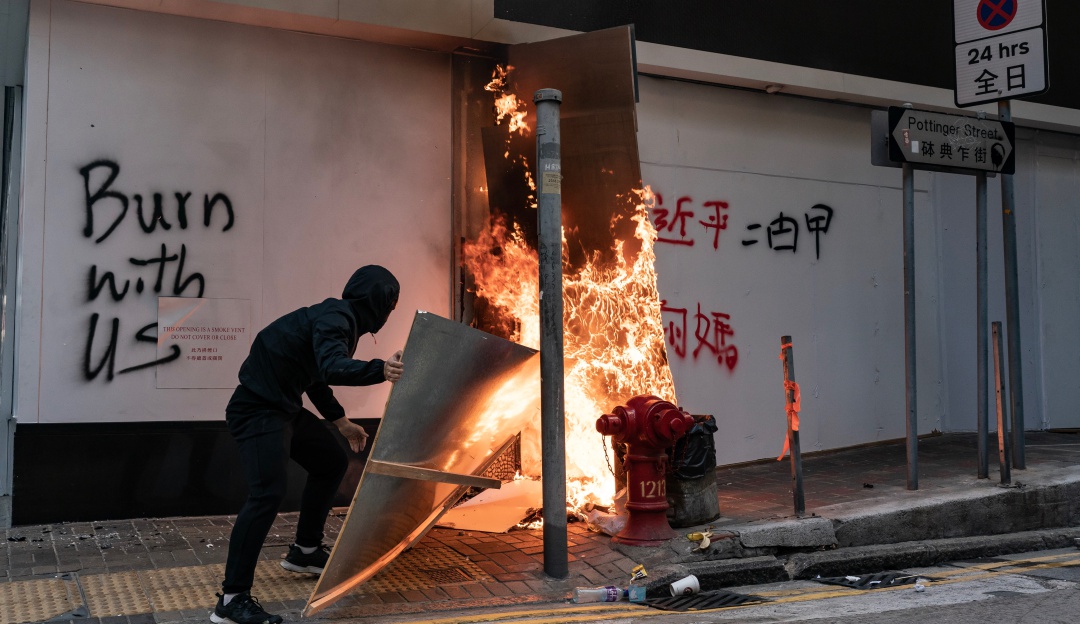 Protestas en Hong Kong: Día negro en Hong Kong, protestas violentas dejaron a un hombre muerto