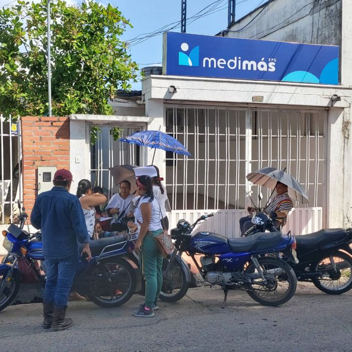 Familia se encadena a Medimás exigiendo remisión de joven en Arauca