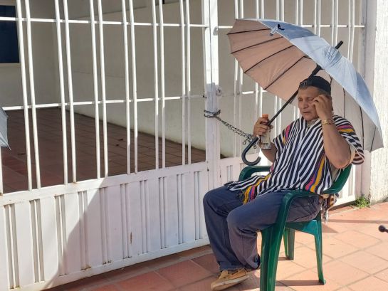 Atención médica por Médimas.: Familia se encadena a Medimás exigiendo remisión de joven en Arauca Atención médica por Médimas.: Familia se encadena a Medimás exigiendo remisión de joven en Arauca