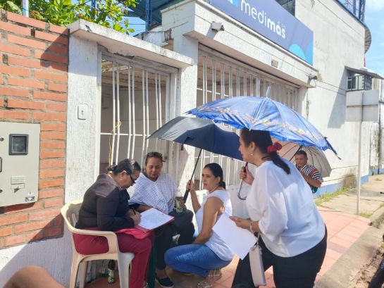 Atención médica por Médimas.: Familia se encadena a Medimás exigiendo remisión de joven en Arauca Atención médica por Médimas.: Familia se encadena a Medimás exigiendo remisión de joven en Arauca