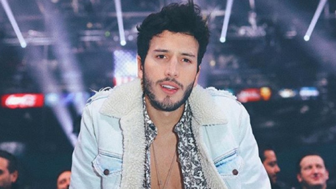 Sebastián Yatra fue golpeado, terminó en el piso y sin poder defenderse