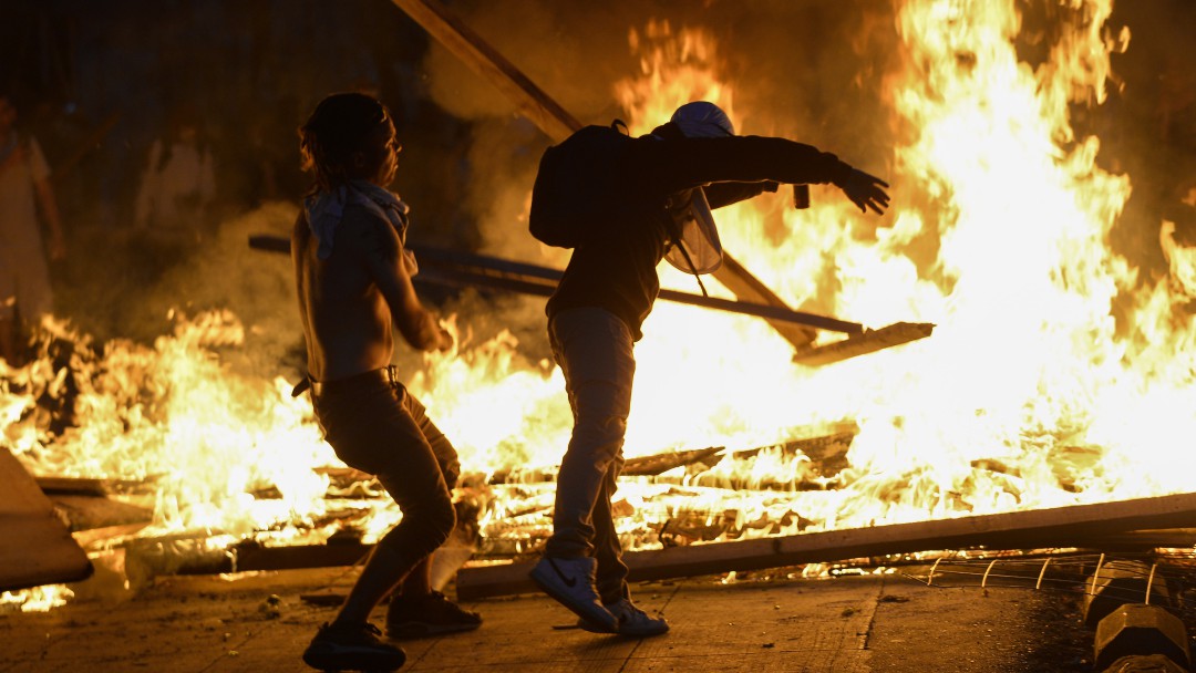 Violentos incidentes y caída del peso marcan jornada de huelga en Chile