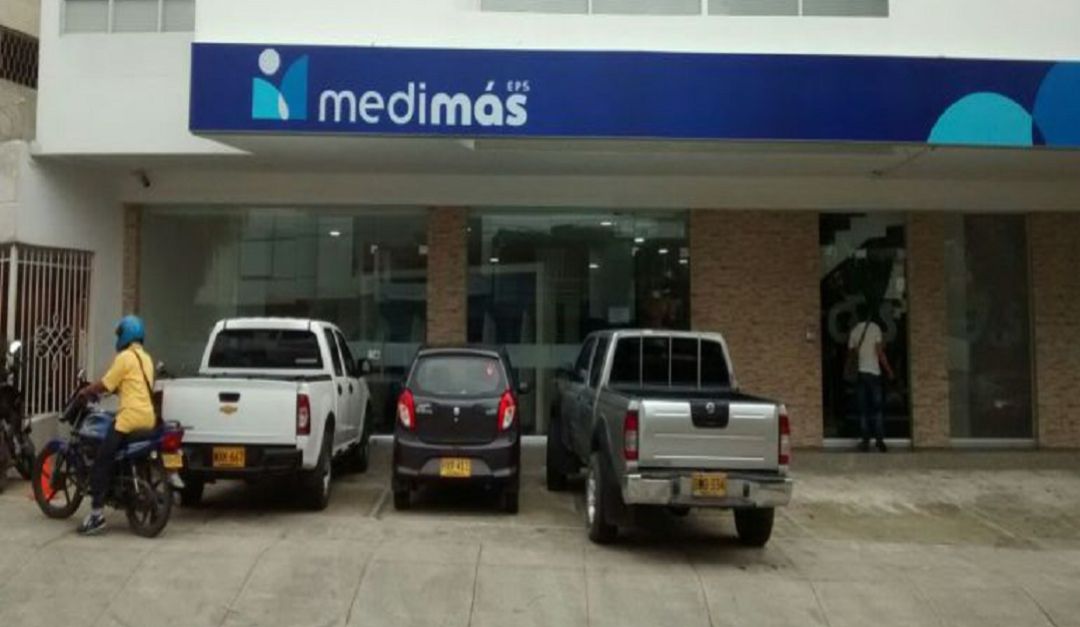 Hombre tira piedras a sede de Medimás: Desesperado, levantó a piedras sede de Medimás en Barranquilla