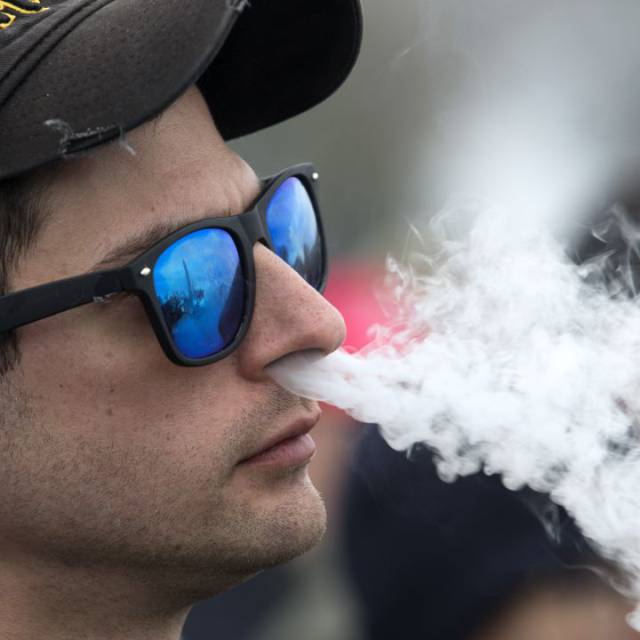 Regulación o prohibición para los vapeadores en Colombia