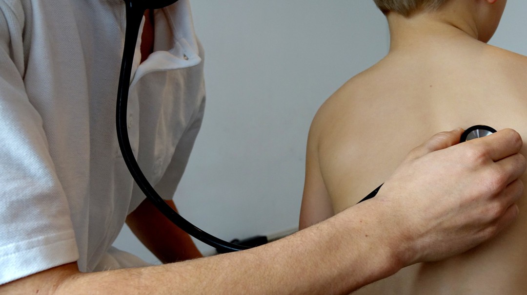 La neumonía puede amenazar la salud de sus hijos.