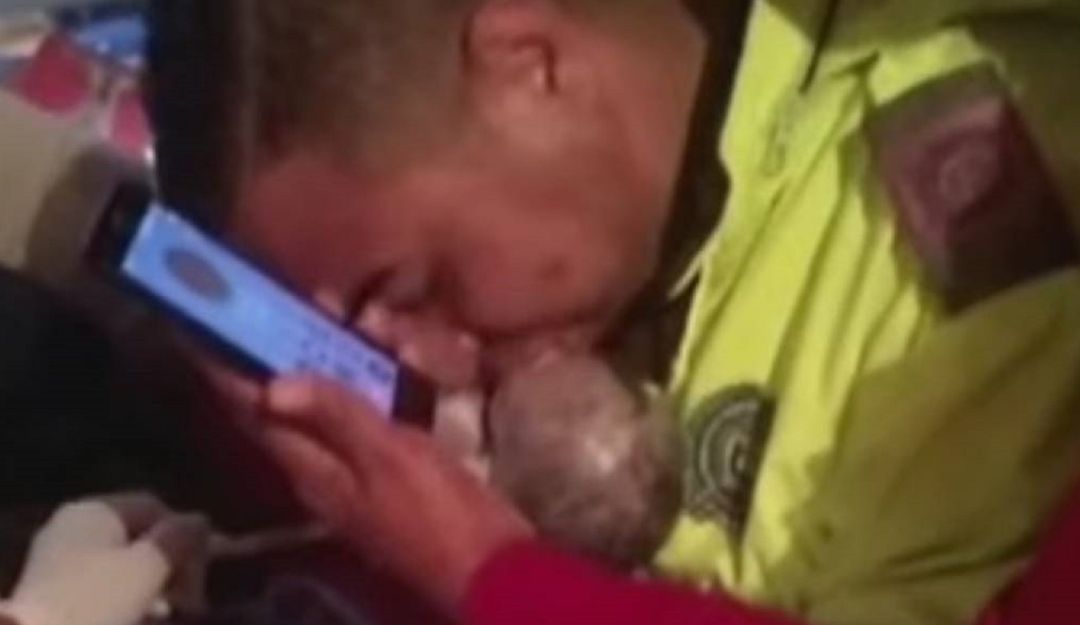 Policías que realización reanimación: ¡Héroe! Policía salva a recién nacido siguiendo instrucciones por celular