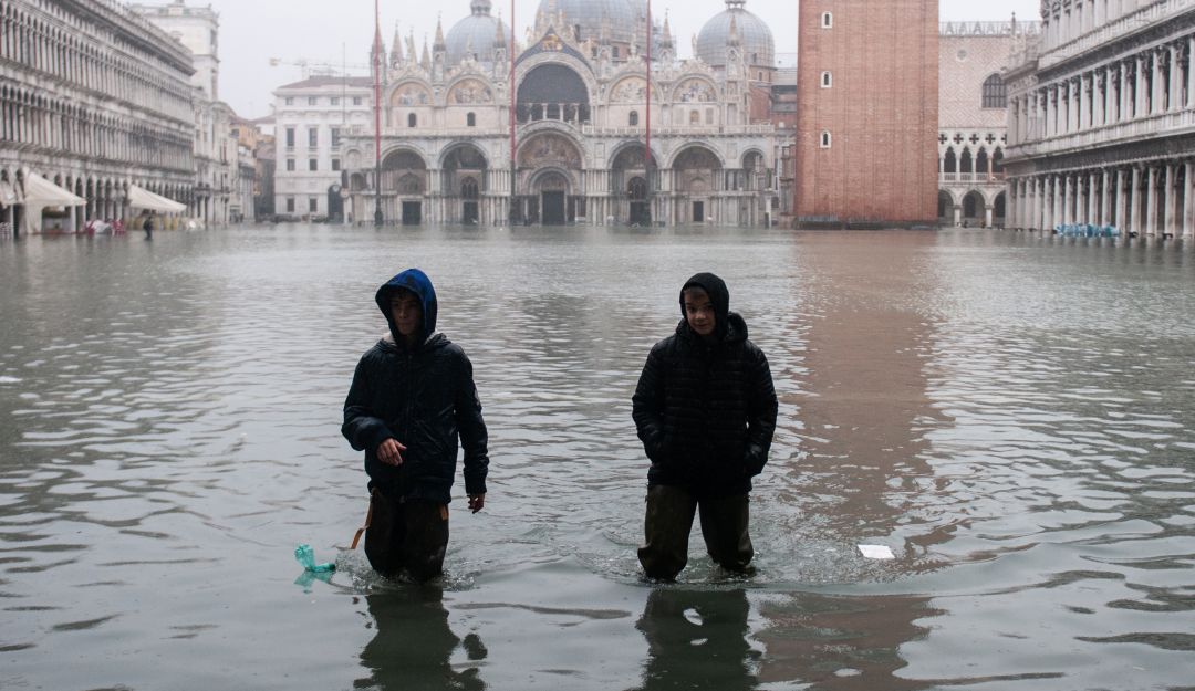 Sube la marea en Italia: El "agua alta" no da tregua a Venecia y se espera subida de 160 centímetros