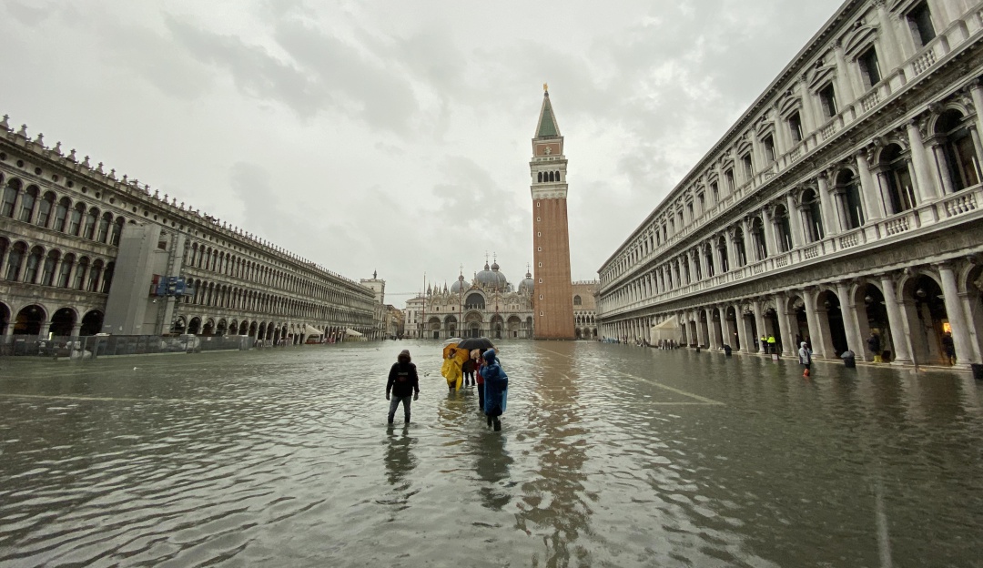 Venecia inundada: ¡Siguen las inundaciones! Plaza de San Marcos en Venecia es cerrada