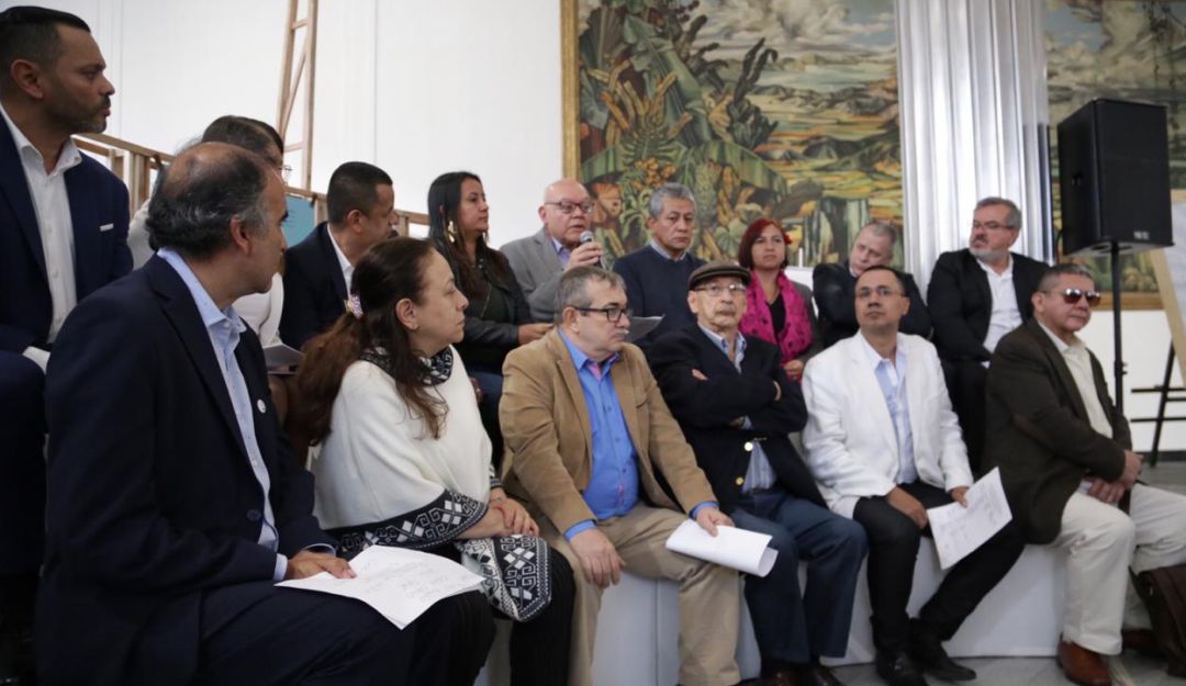 Verdad y Reparación de Grupos Armados en Colombia: Exguerrillas y Autodefensas firman pacto de reconciliación