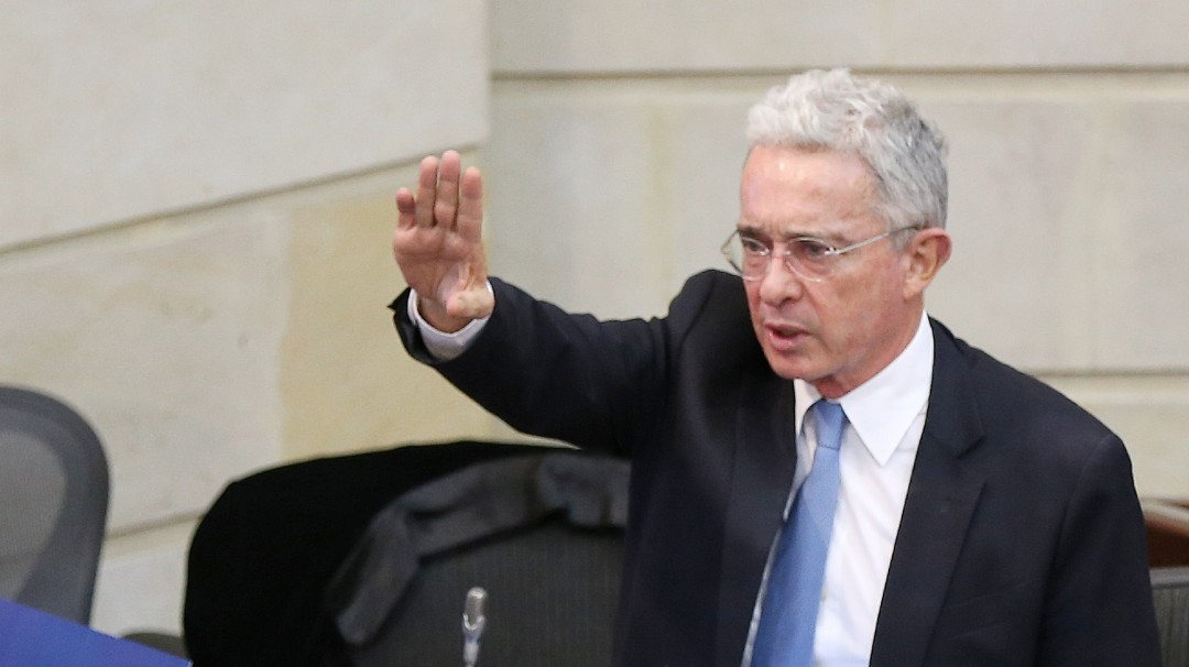 Uribe reconoce que a Duque le "falta mucho" pero trabaja para mejorar