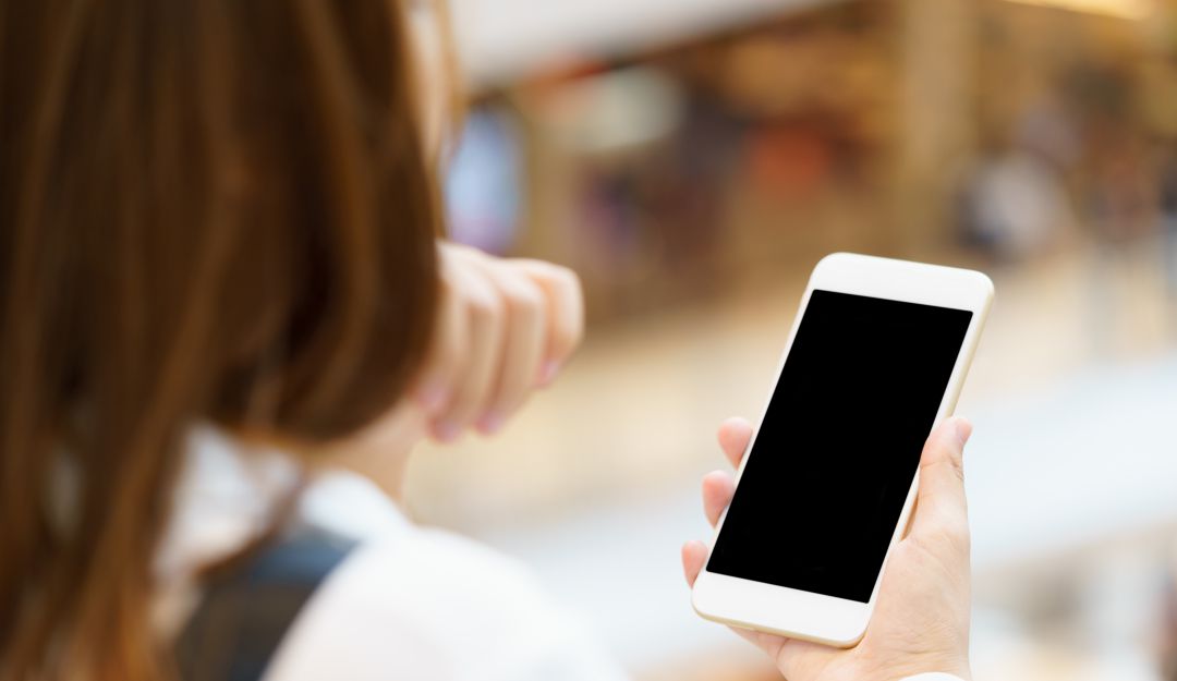 Hombre roba imágenes del celular de una mujer: ¡Increíble! Hombre le robó fotos a mujer mientras le reparaba el celular