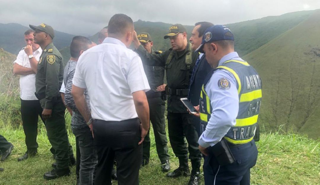 Diálogo entre Policía de Carreteras y representante del Ministerio de Transporte para desbloquear la vía al mar Diálogo entre Policía de Carreteras y representante del Ministerio de Transporte para desbloquear la vía al mar