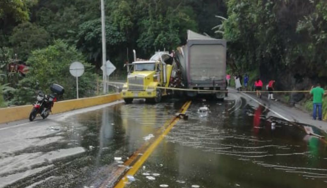 Choque entre dos Vehículos en Tolima: Accidente provocó caos en la vía a La Línea