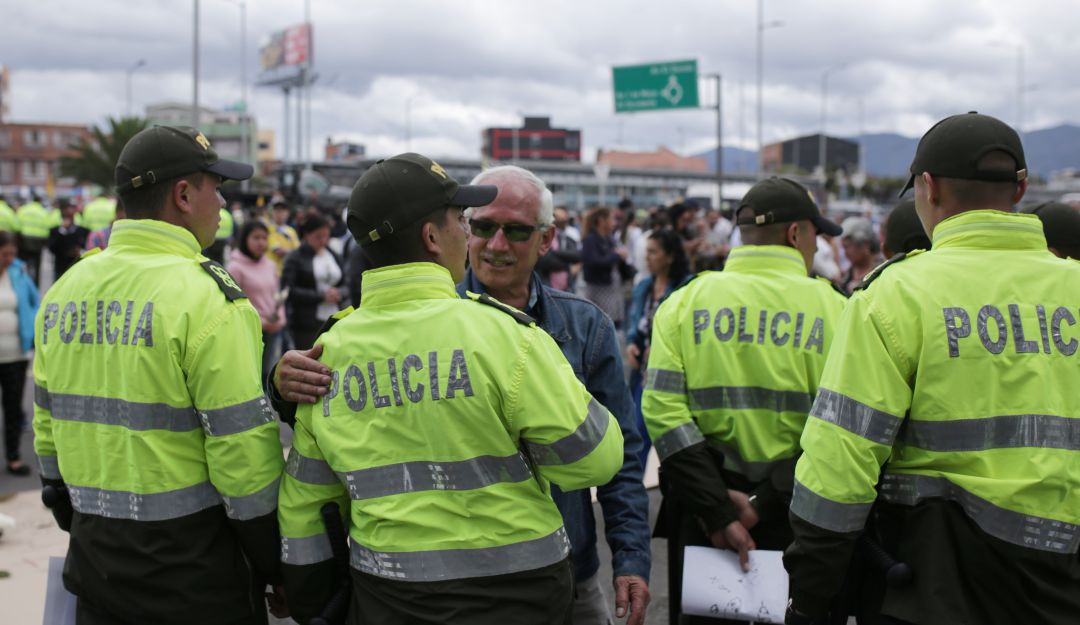 Con agua de panela, estudiantes y policías dicen NO a la violencia en Tunja: Con agua de panela, estudiantes y policías dicen NO a la violencia en Tunja