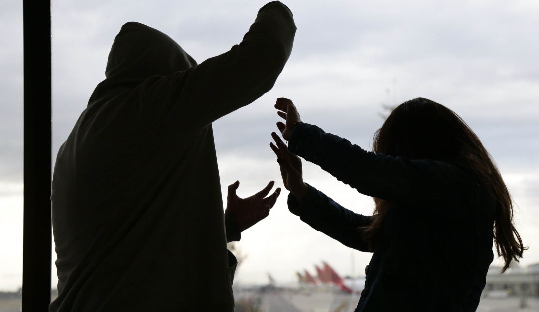 Ataques físicos, Agresiones, Bogotá, violencia: Atacan a golpes una asesora del Concejo de Bogotá en un paradero de bus