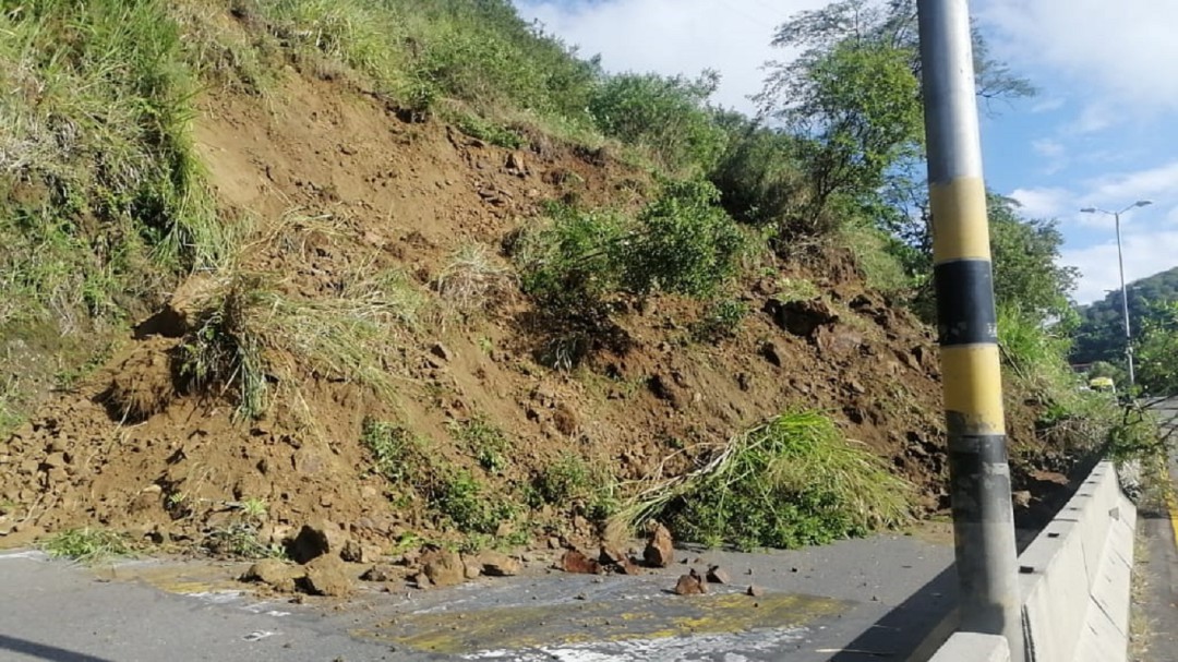 Autopista del Café cerrada por derrumbe