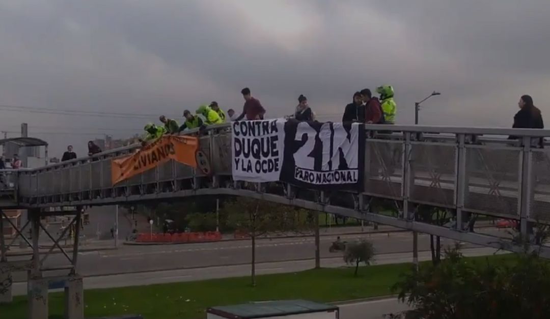 Paro nacional 21 noviembre pancarta: ¿No leyeron? Policías quitaron pancartas con información vial