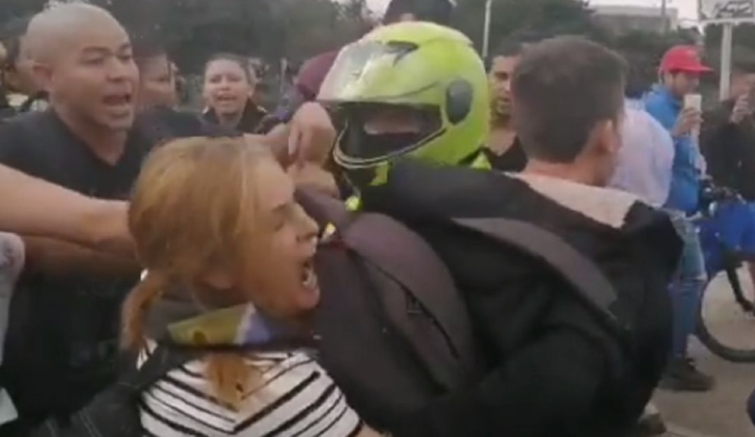 En la marcha del 21 de noviembre madre defiende a su hijo: En medio de protesta, mamá clamó para que policía no se llevara a su hijo
