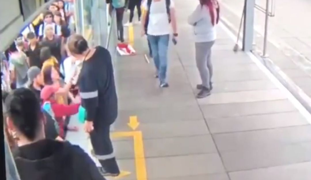 Manifestantes limpiando grafitis: Jóvenes limpian los grafitis que vándalos hicieron en estaciones