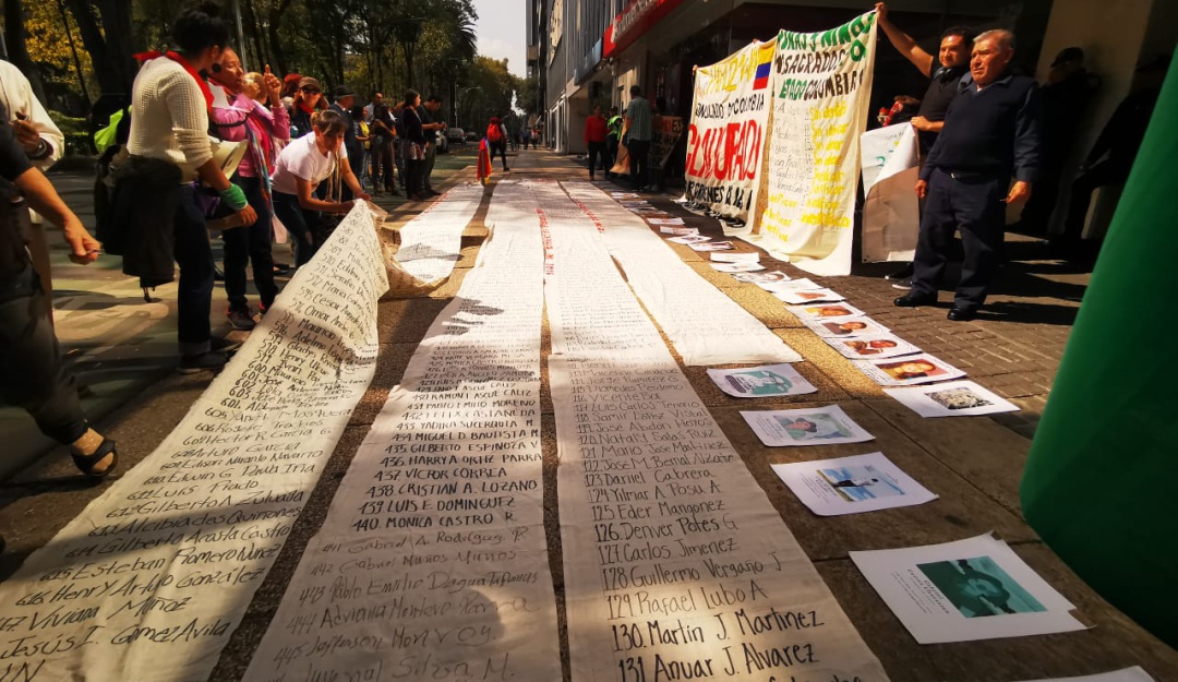 Lideres asesinados Colombia: Con gigantesca pancarta manifestantes recuerdan a líderes asesinados