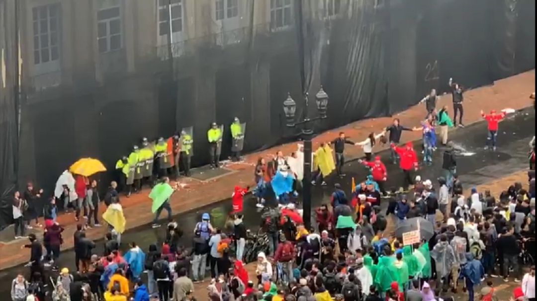 Forman cadena humana para proteger a policías en Plaza de Bolívar