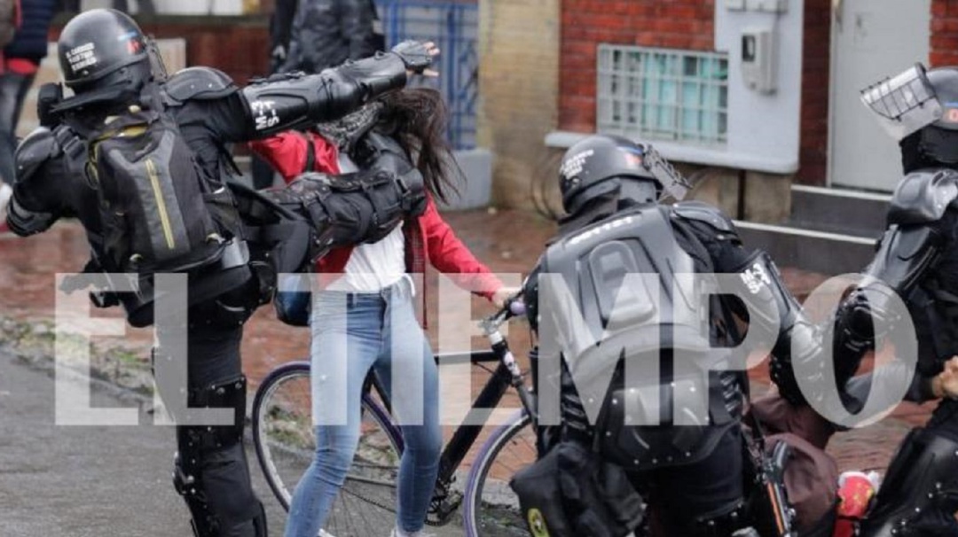 Brutal agresión de agente del Esmad a mujer