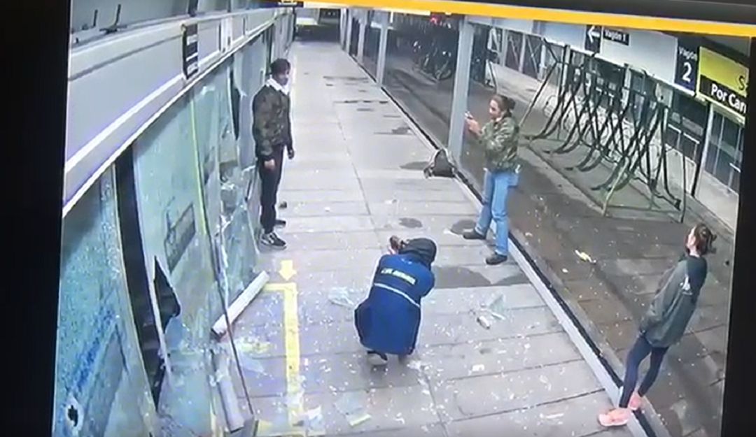 Disturbios tras protestas en Bogotá: ¡Hasta foto! Vándalos posan en medio de lo que destruyeron Disturbios tras protestas en Bogotá: ¡Hasta foto! Vándalos posan en medio de lo que destruyeron