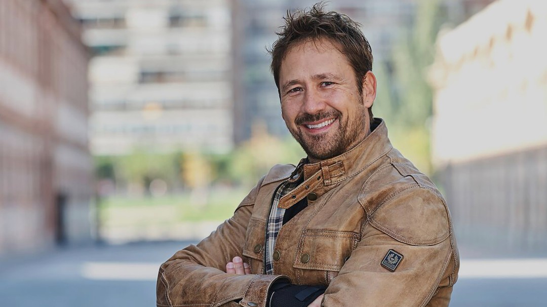 Miguel Ángel Tobías, "Un abrazo es un sonido en el silencio"
