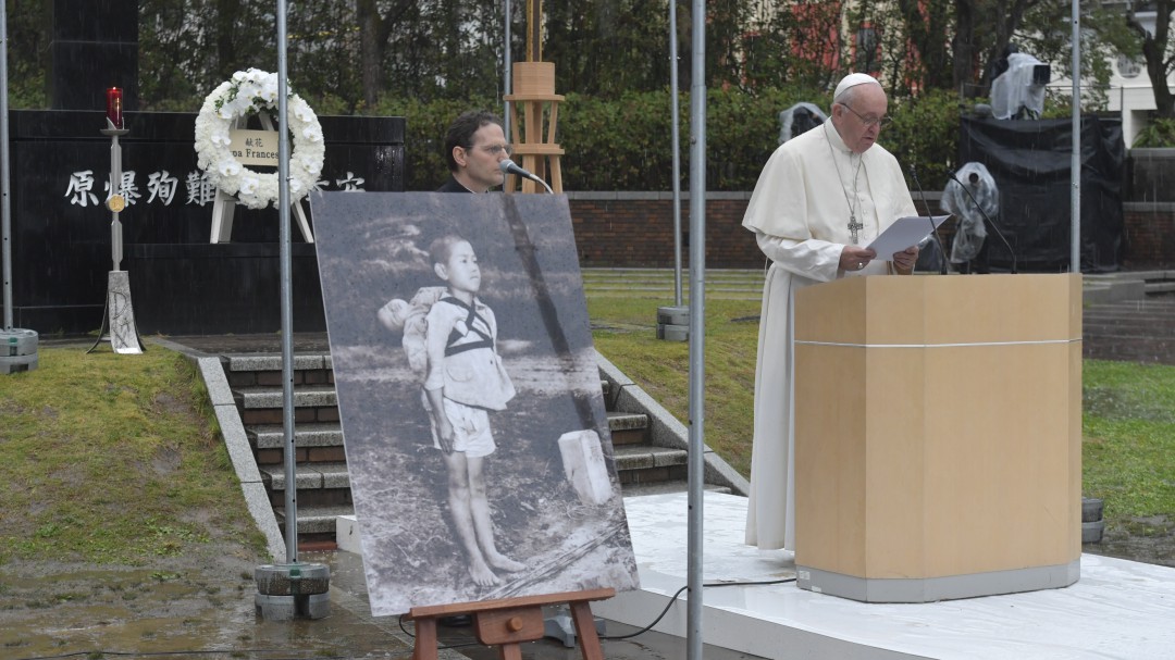 Papa pide acabar con el clima de miedo que imponen las doctrinas nucleares