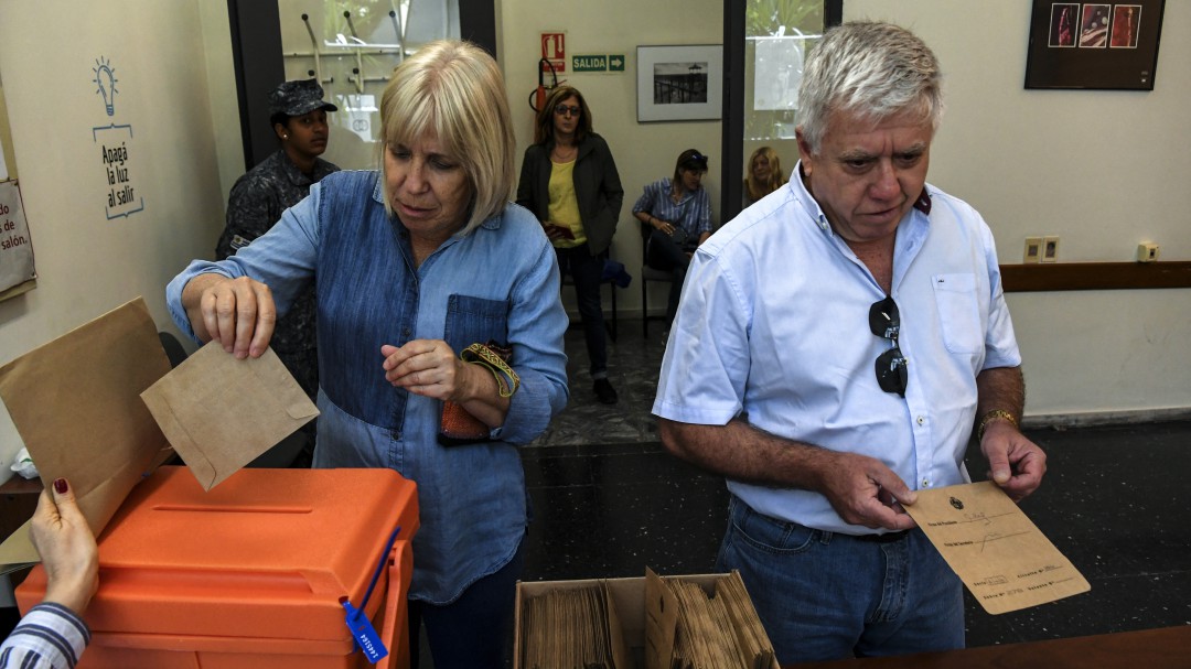 Uruguay elige presidente con centroderechista como claro favorito