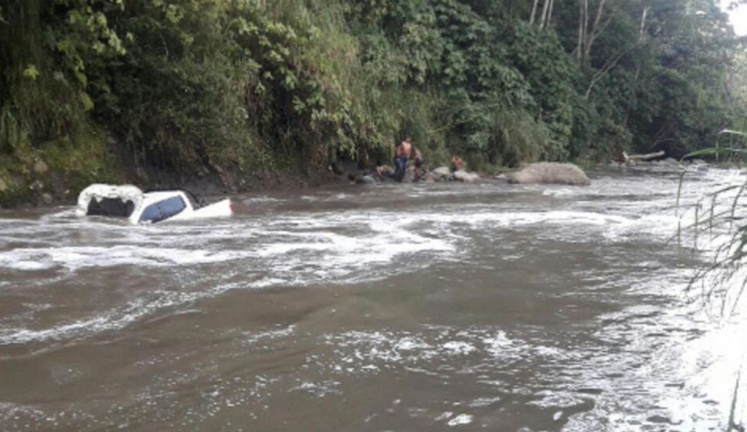 Camioneta cayó al río otún: Camioneta rodó más de 100 metros y cayó al río Otún