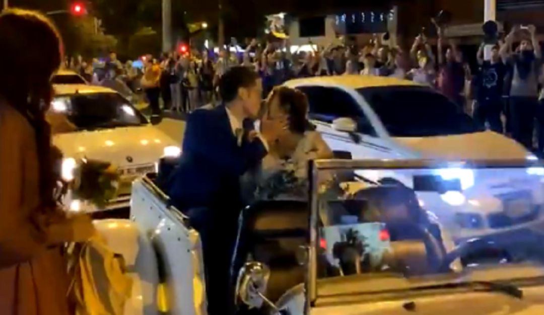 Matrimonio Medellín cacerolazo: ¡Qué viva el amor en tiempos de cacerola!
