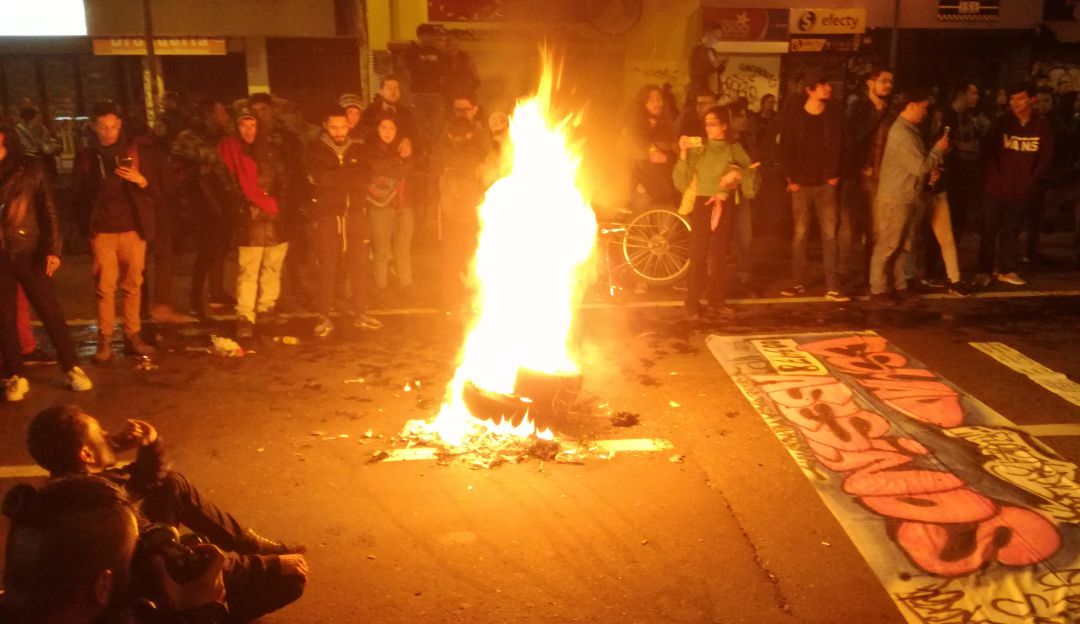 Los manifestantes iniciaron una hoguera frente al hospital San Ignacio "para mantener viva la llama de Dilan".