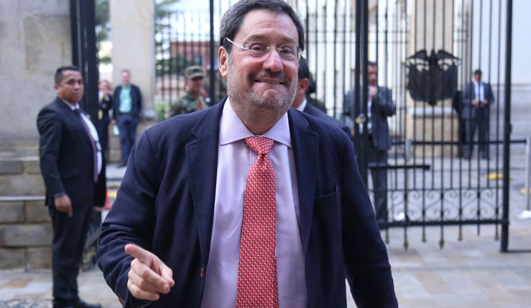 Francisco Santos dice que se queda en la embajada en EE.UU.