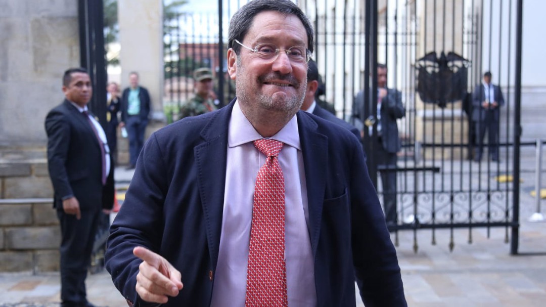 Francisco Santos dice que se queda en la embajada en EE.UU.