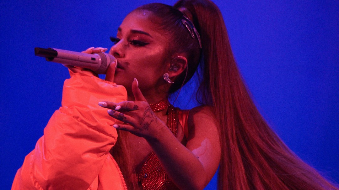 ¡Irreconocible! Así luce Ariana Grande con su cabello natural