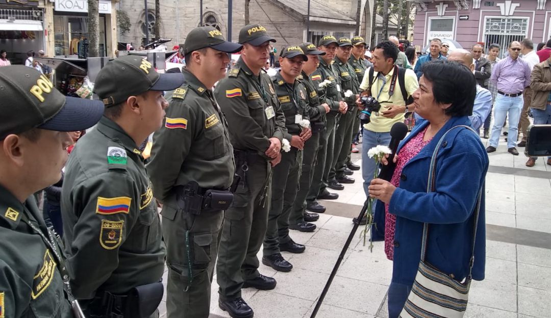 Entrega de flores de ASONAL a la Policía