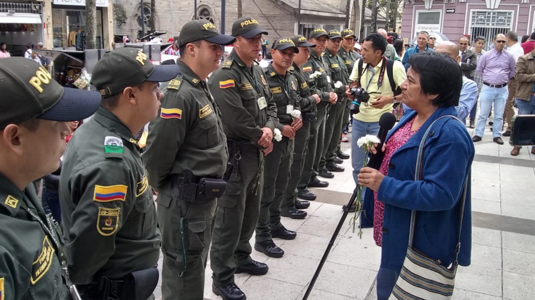 Una ofrenda de convivencia y humanidad presentó ASONAL a la Policía