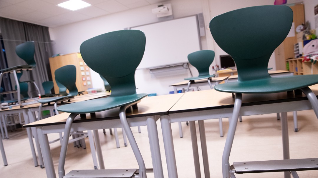 Maestra enseñó a sus estudiantes a ponerse el condón con la boca