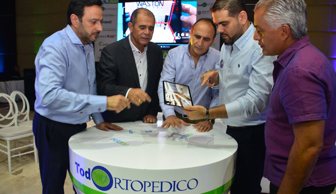 De izquierda a derecha: Nabil Abisambra, Juan González, Flavio Calvano, Hernando Pombo y Alfredo Borrero, durante el lanzamiento de la aplicación M3DAR.