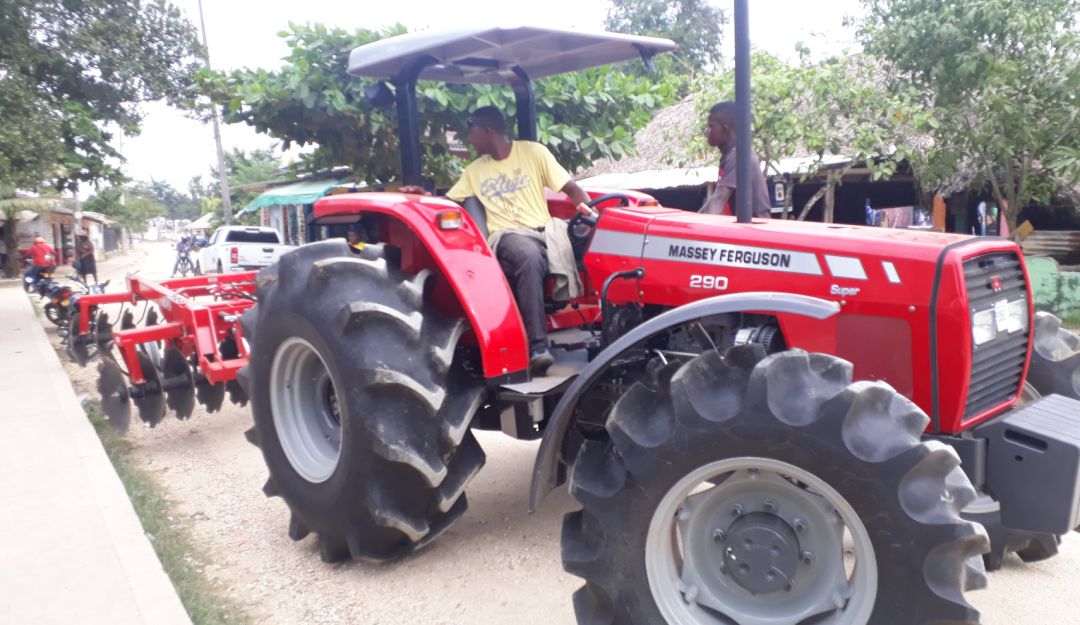 Agricultura en Bolívar: Comunidades palenqueras reciben tractor y herramientas agrícolas en Bolívar