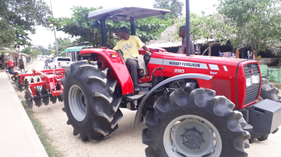 Comunidades palenqueras reciben tractor y herramientas agrícolas en Bolívar