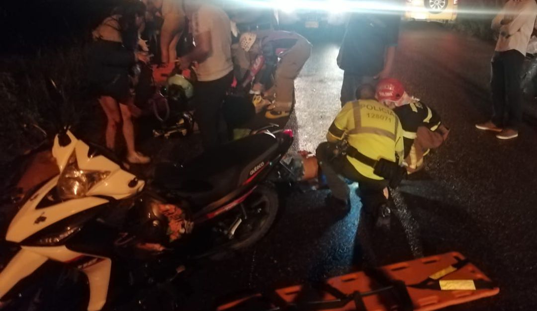 Seis heridos en choque de dos motos: Seis personas heridas en accidente en la vía Melgar - Carmen de Apicalá