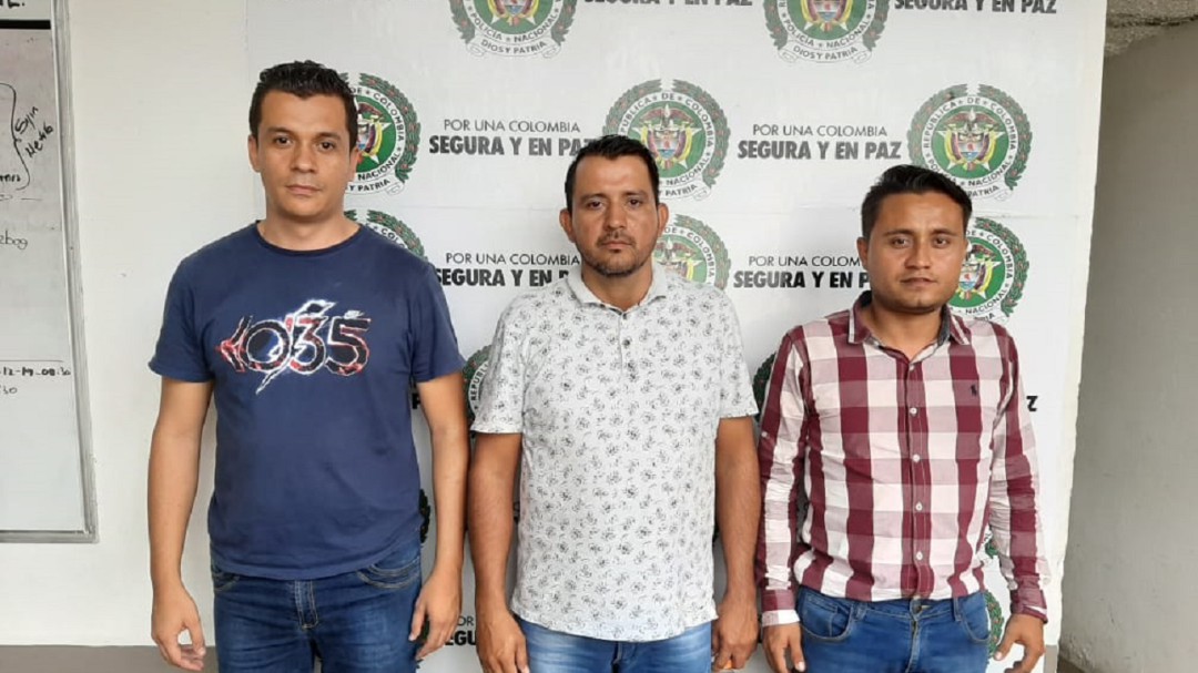 Casa por cárcel para policías investigado por extorsión