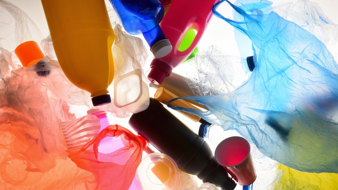 ¿Cómo resolver la crisis por la contaminación de los plásticos?
