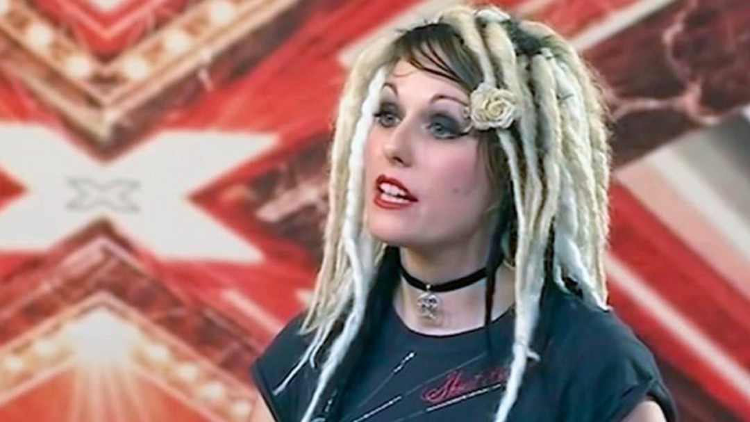 Exconcursante de 'Factor X' versión inglesa fue hallada muerta en su casa