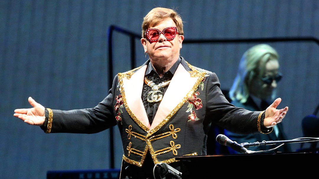 Elton John detiene concierto para defender a una fan de ser maltratada